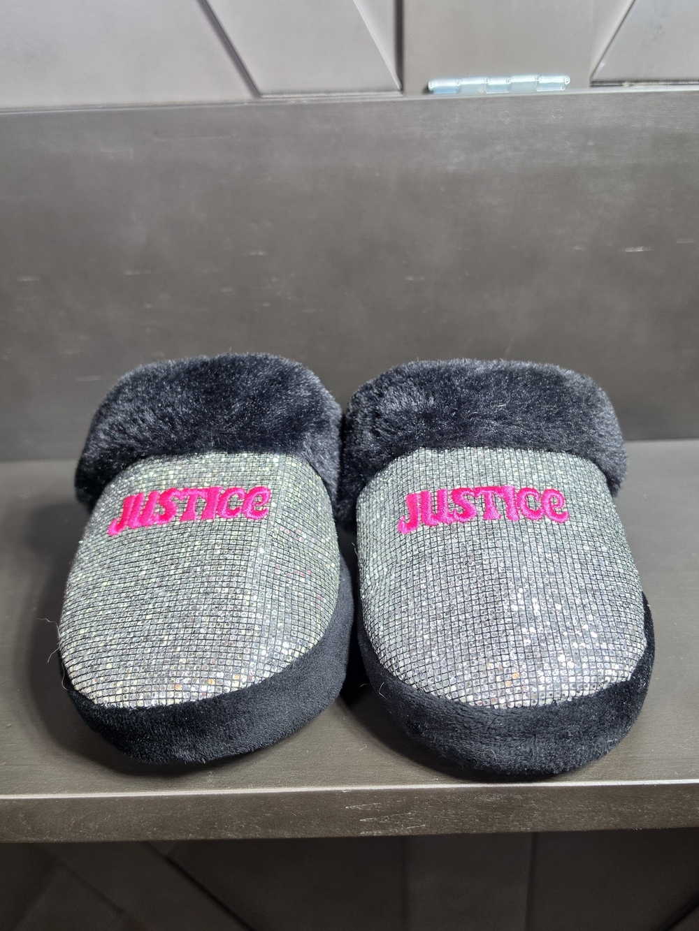 Justice Girls 2-3 Sparkle Faux-Fur Slippers - Black/silver with Pink Logo - Picture 7 of 8